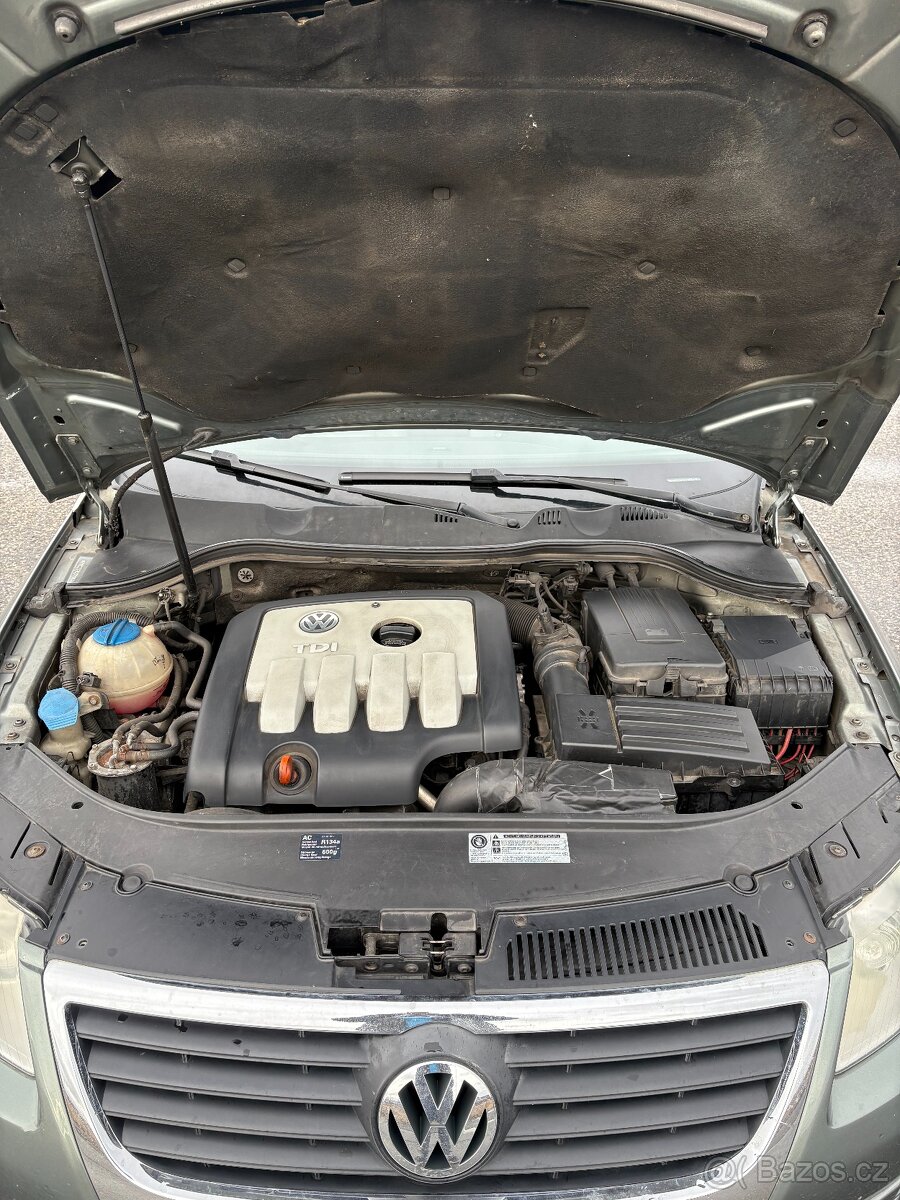 Volkswagen Passat B6 2.0 TDI sedan - 12