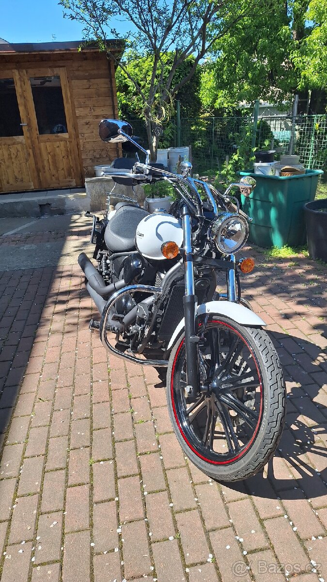 Kawasaki Vulcan 900 Custom - 12