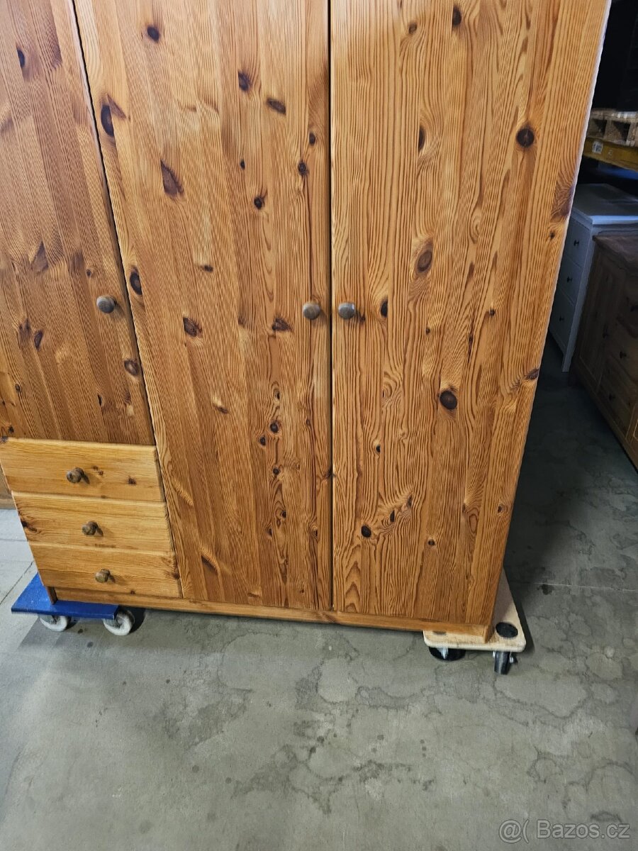 MASIVNÍ ŠATNÍ SKŘÍŇ - 12