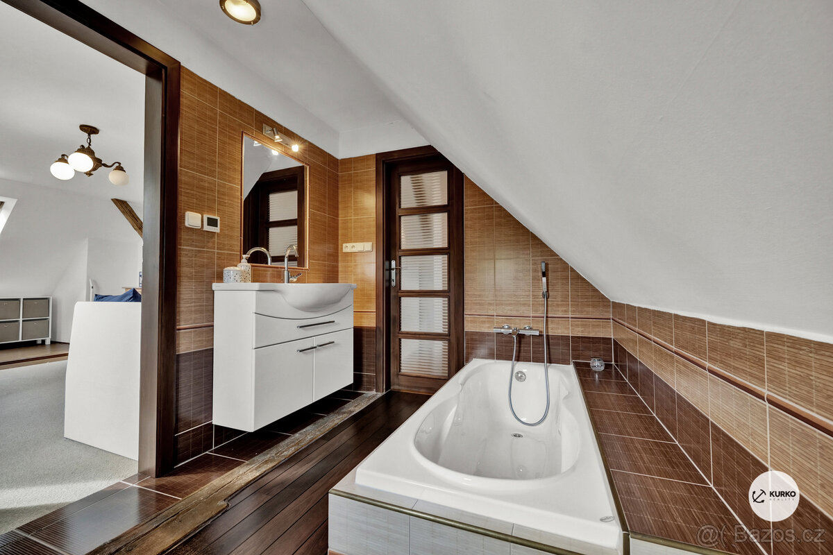 Rodinný dům / usedlost o dvou bytových jednotkách s pozemkem - 12