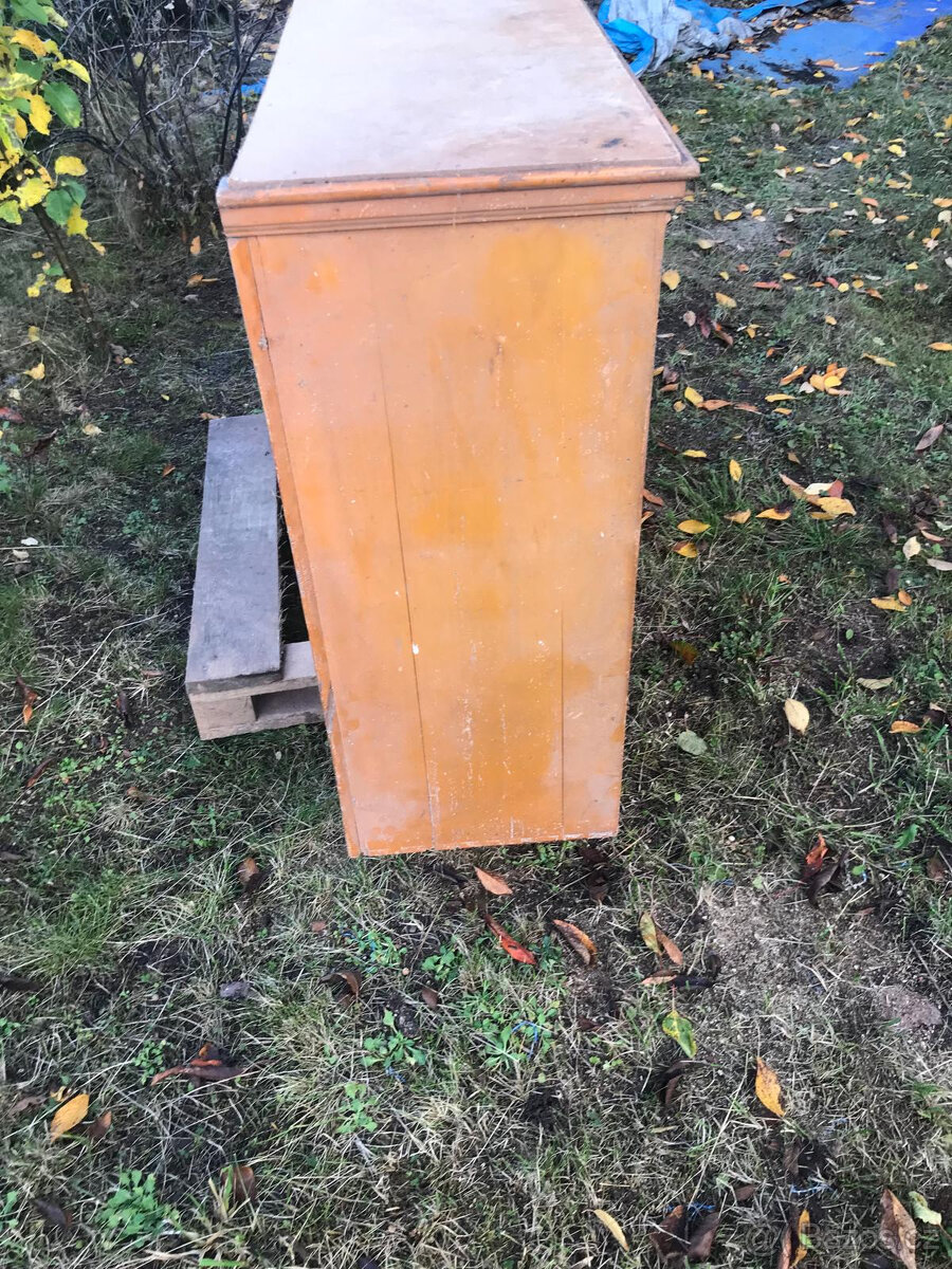 Masivní regálová skříň - 12