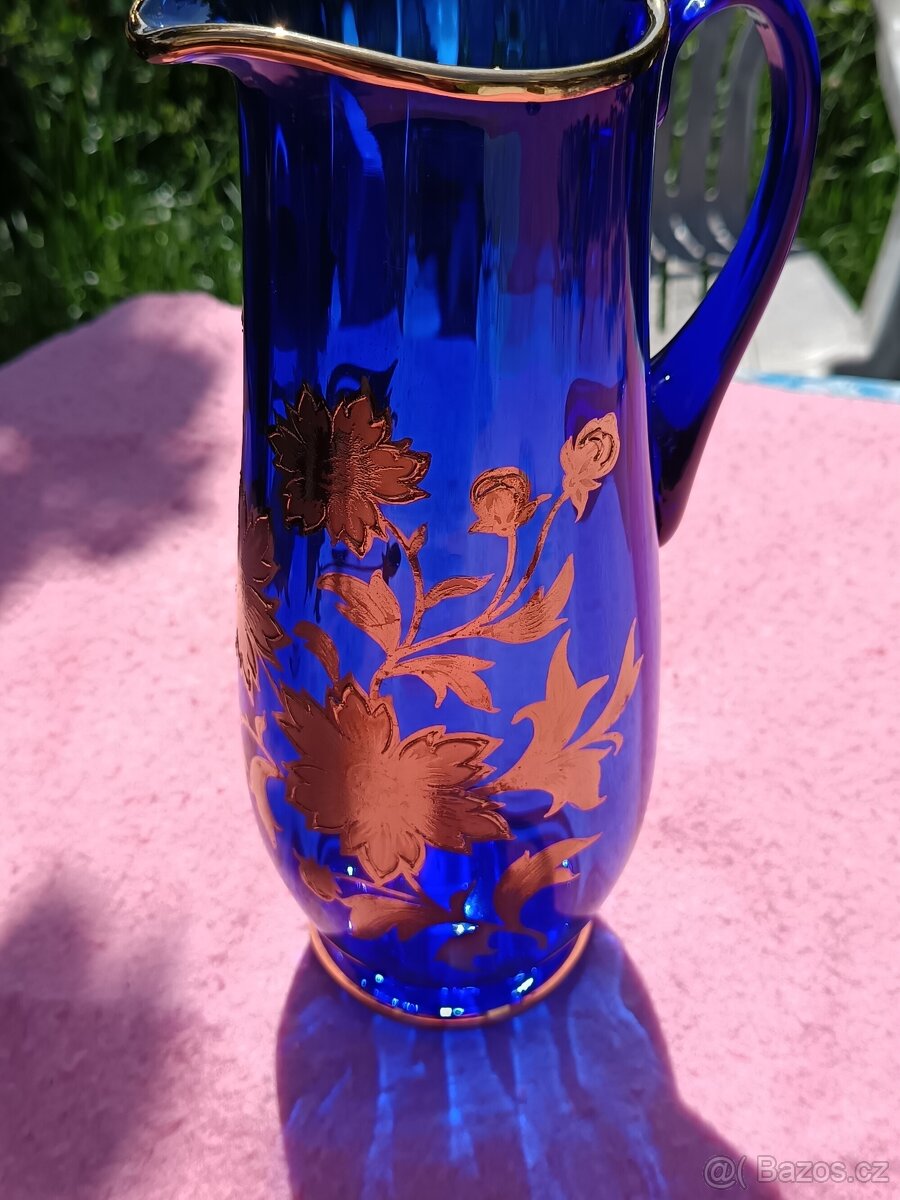 Modrý skleněný džbán se zlatými květinami - 12