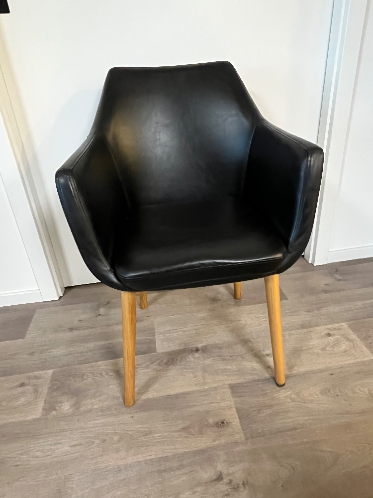 Černé křeslo Actona Nora - 12