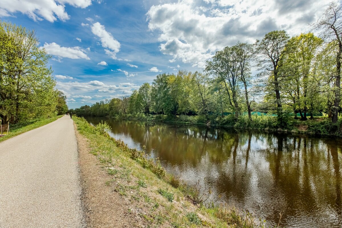 Pozemek 1143 m2 u řeky v Českých Budějovicích - 12