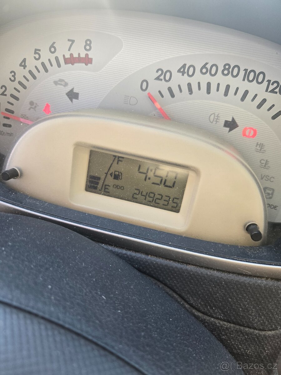 Daihatsu Sirion - 12