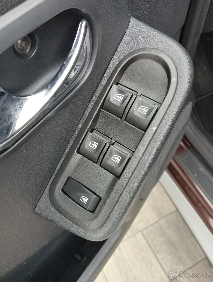 Dacia Duster 1.6 i Prestige - 12