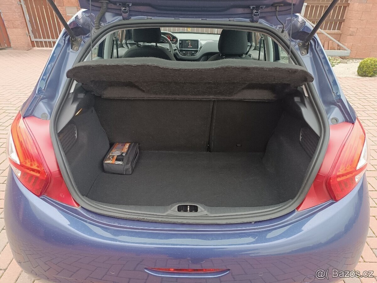 Peugeot 208, najeto 61 TKM, metal. lak, motor 1,2 benzin - 12