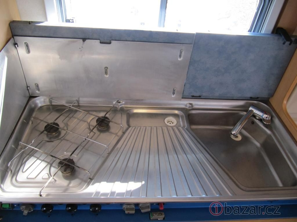 Prodám karavan Hobby 400 sf,r.v.1998 + mover + předstan - 12