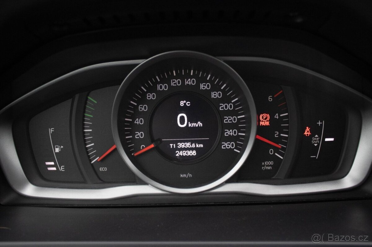 VOLVO V60 Cross Country 2.0L 110kW MT/6 2017 - 12