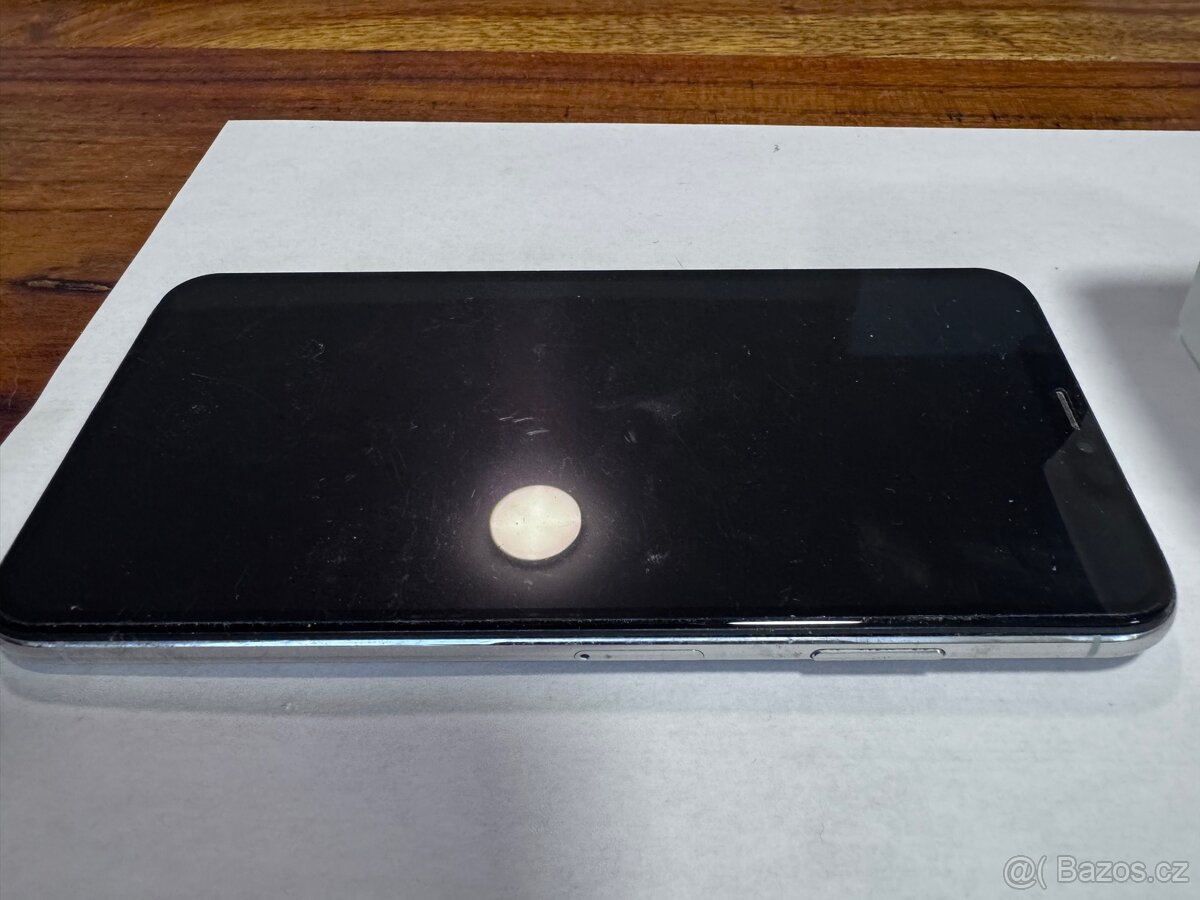 iPhone různé modely poškozené - 12