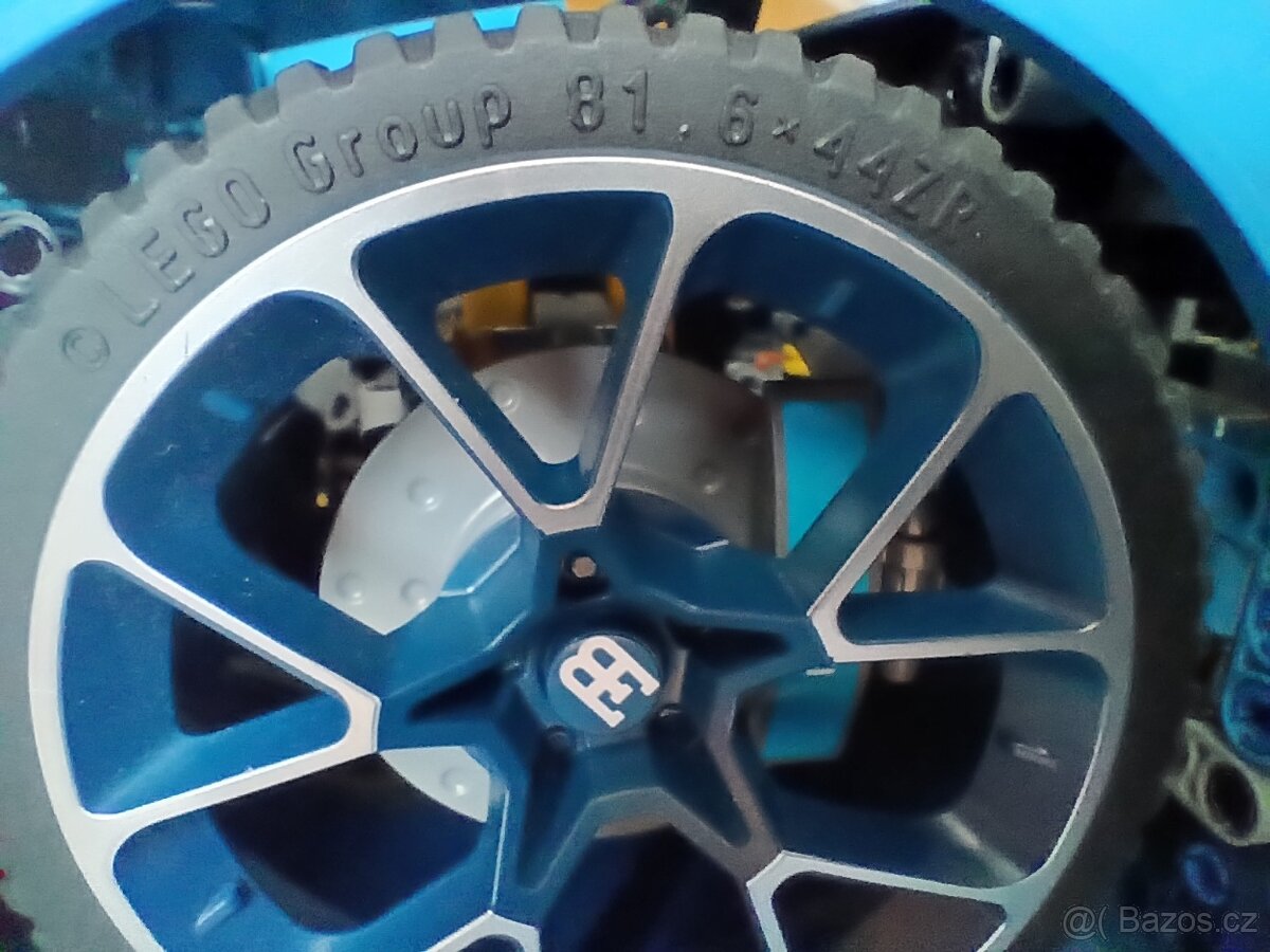 LEGO Technic Bugatti Chiron 42083 - 12