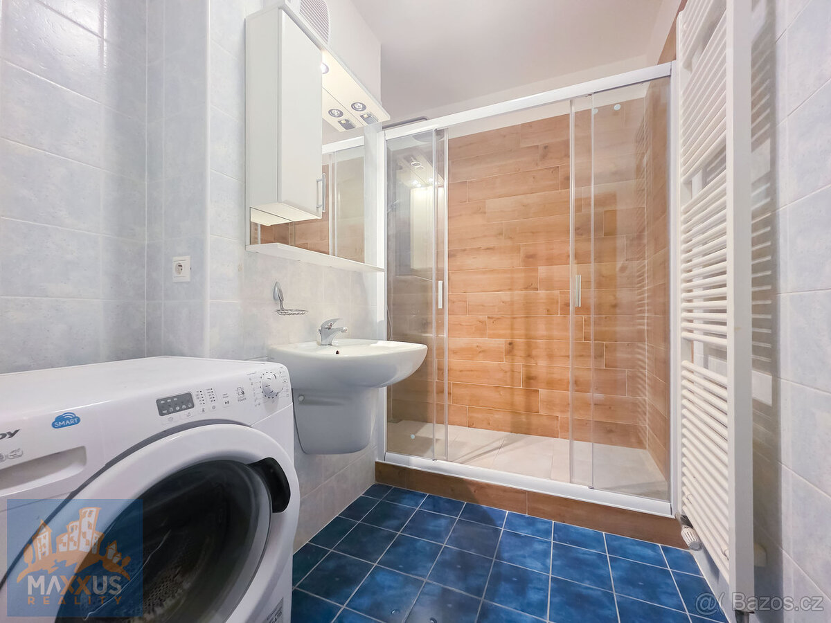 Pronájem světlého bytu 2+kk (52 m2) s balkonem, sklepem a GS - 12