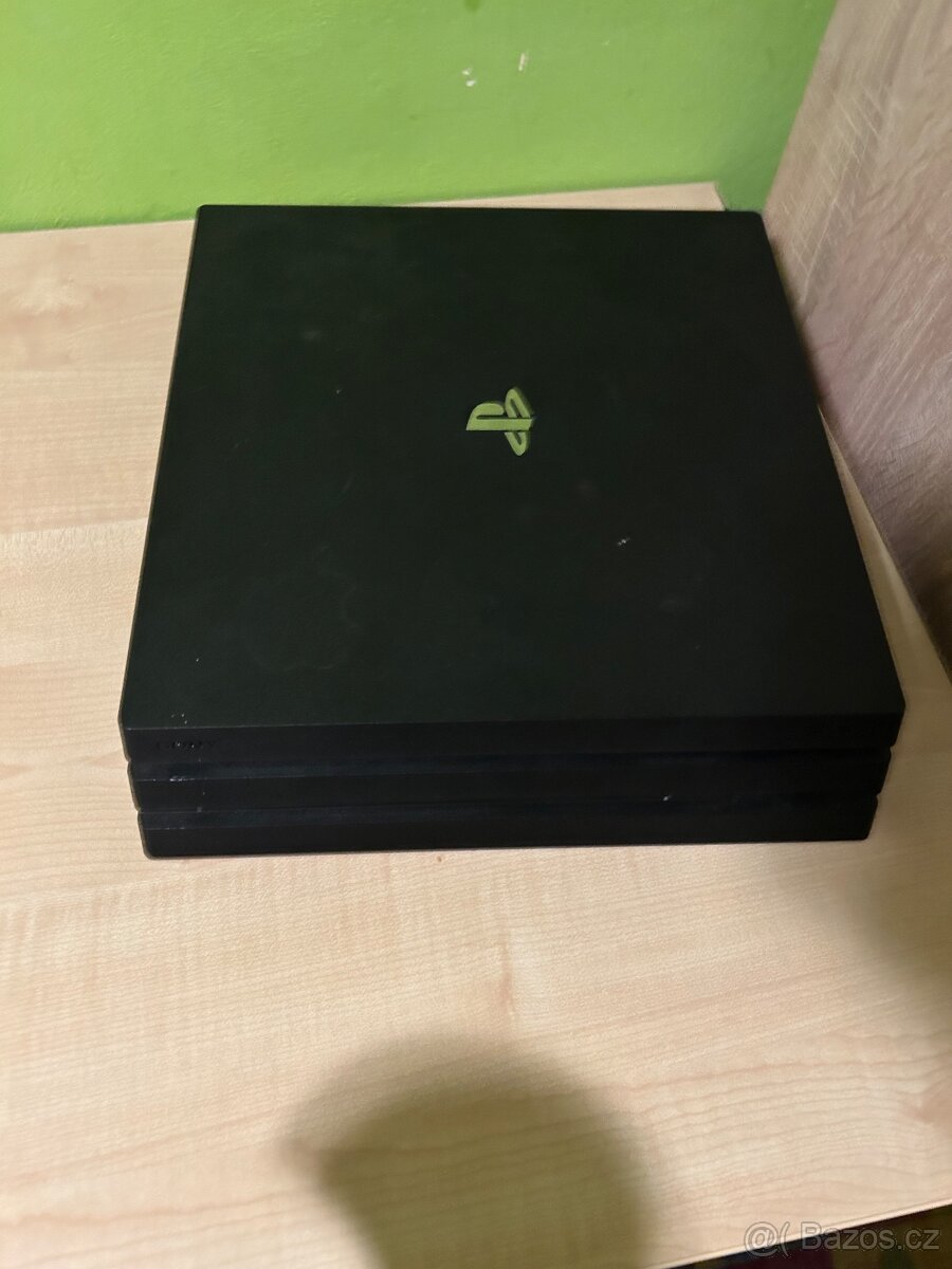 Ps4 pro na prodej cena uvedena v textu - 12