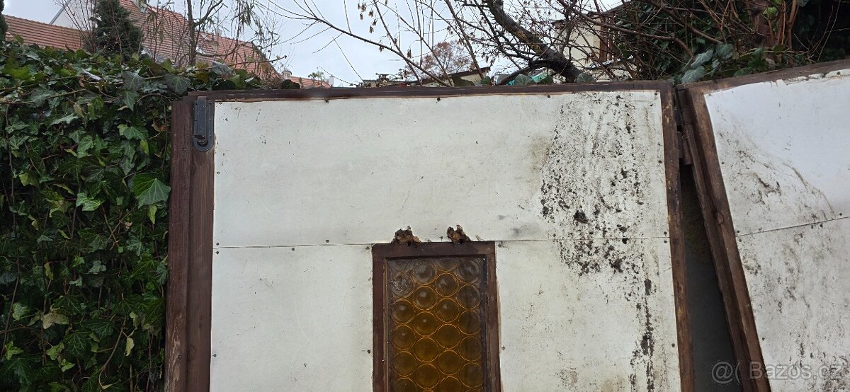 Stará dvoukřídla vrata do garáže z masivu - 12