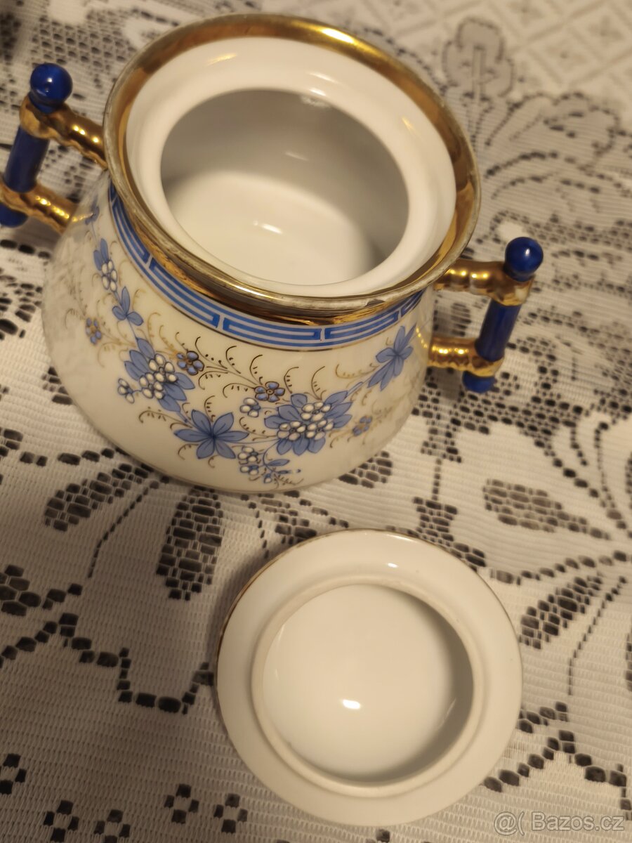 Stará porcelánová konvička. - 12