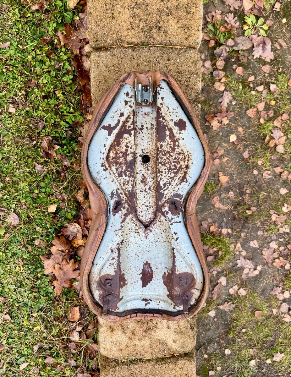 Jawa CZ kyvacka - sedlo kytara - 12