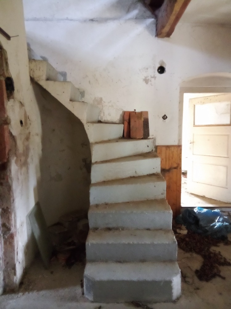 Bývalá hájenka k rekonstrukcí - 12