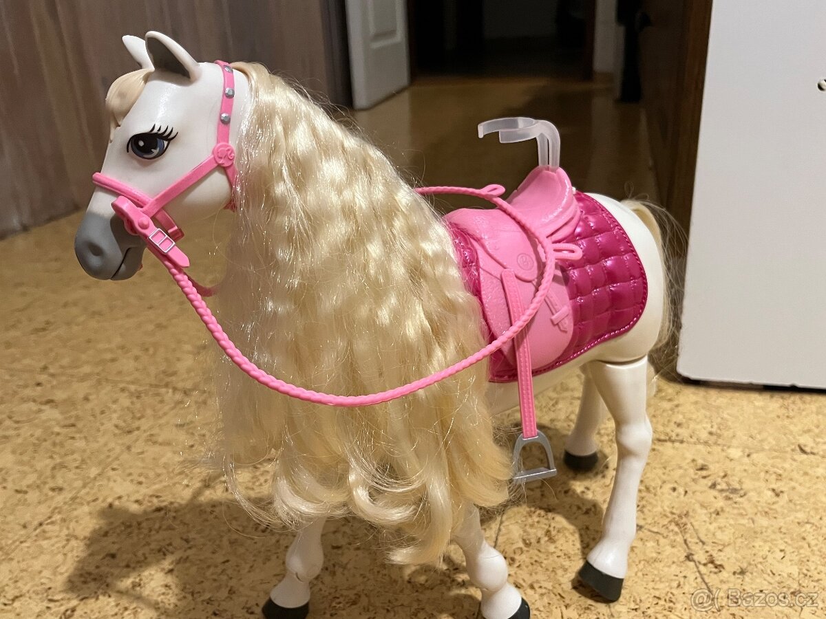 Interaktivní kůň Barbie od Mattela - 12