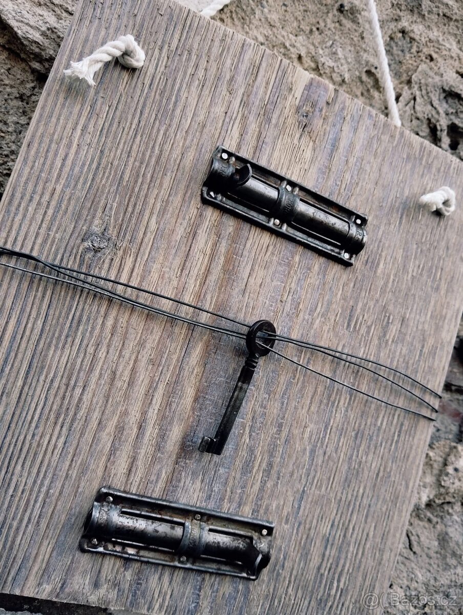 Věšáky, dekorace z masivu / Levně - 12