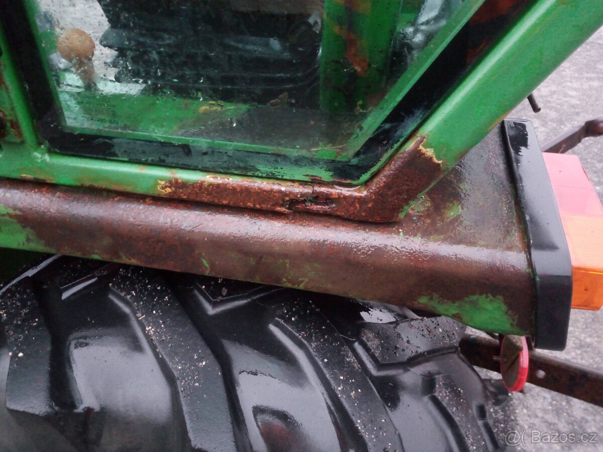 MALOTRAKTOR JOHN DEERE S ČELNÍM NAKLADAČEM - 12