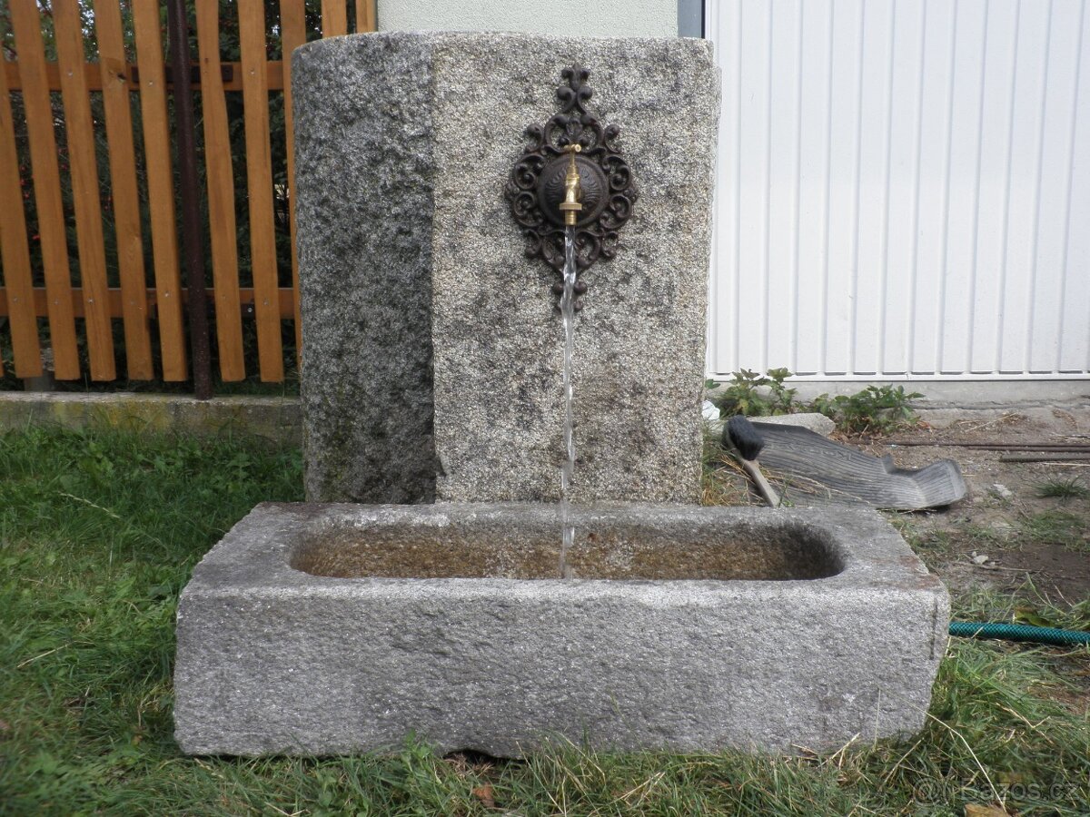 stará kamenná kašna s tekoucí vodou koryto kaménka - 12