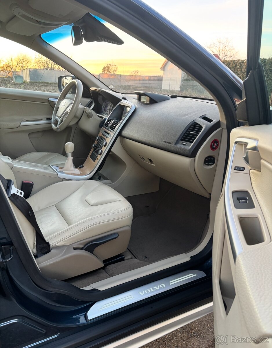 VOLVO XC60 2.4 D4 SUMMUM MANUÁL - 12