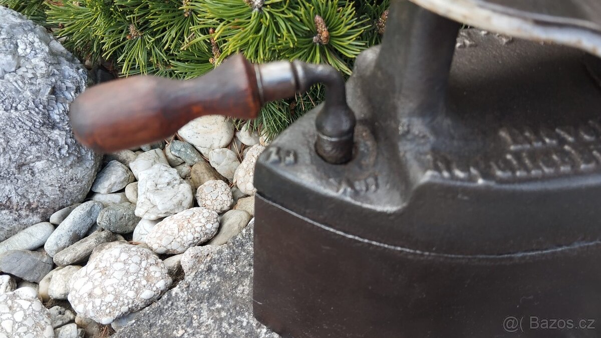 Obrovská komínová velmi stará sbírková žehlička D.R.G.M. - 12