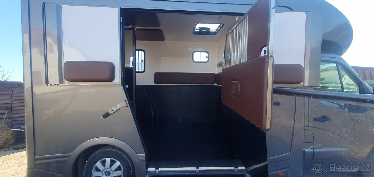 Přepravník pro dva koně a pět osob - 12