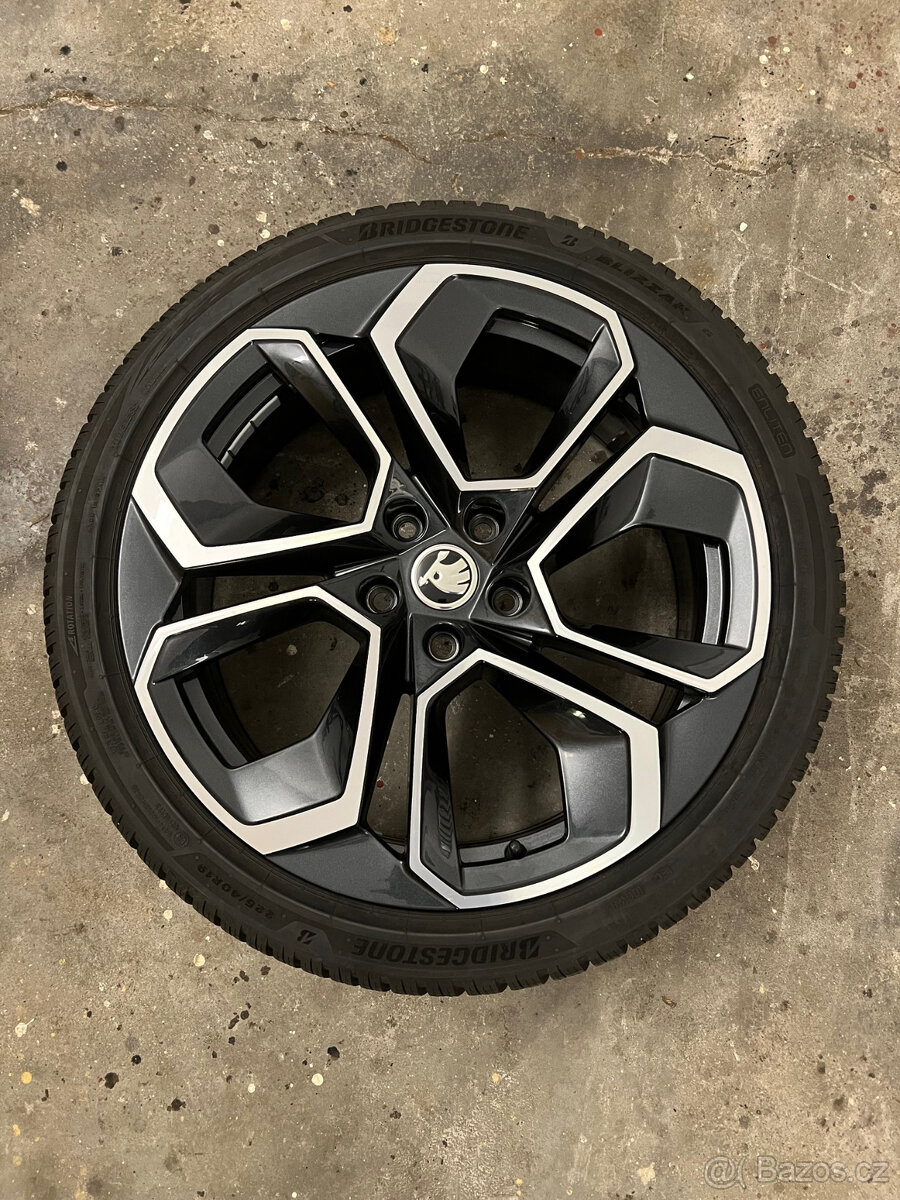 Octavia - originál komplet zimní kola.Jako nové.8mm.Přivezu - 12