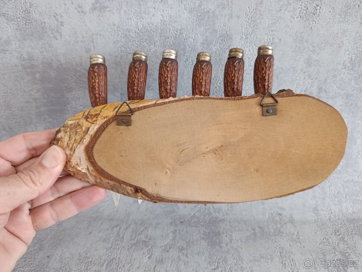 6ks malých nožíku na dřevěné podložce na zavěšení - 12