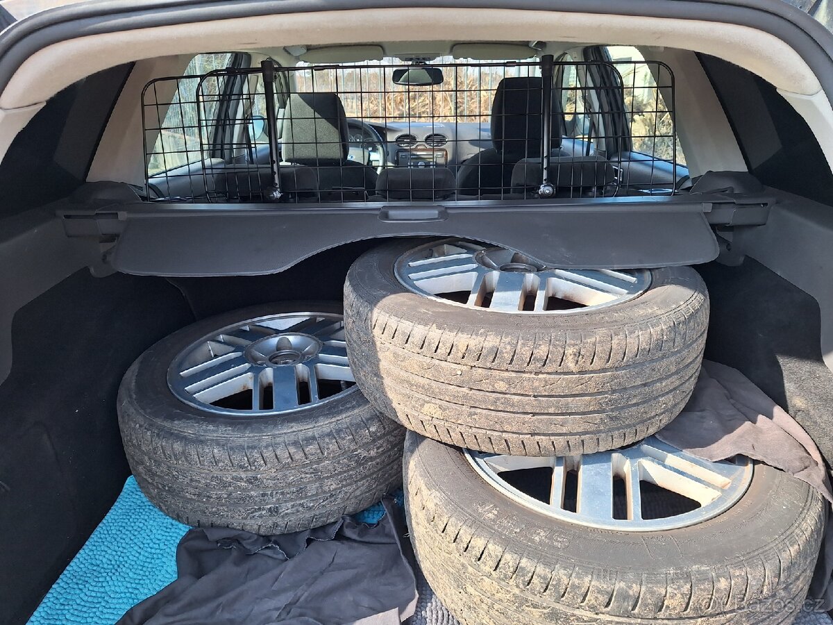 Ford Focus mk2 Ghia 1.6 benzín 74kw - 12