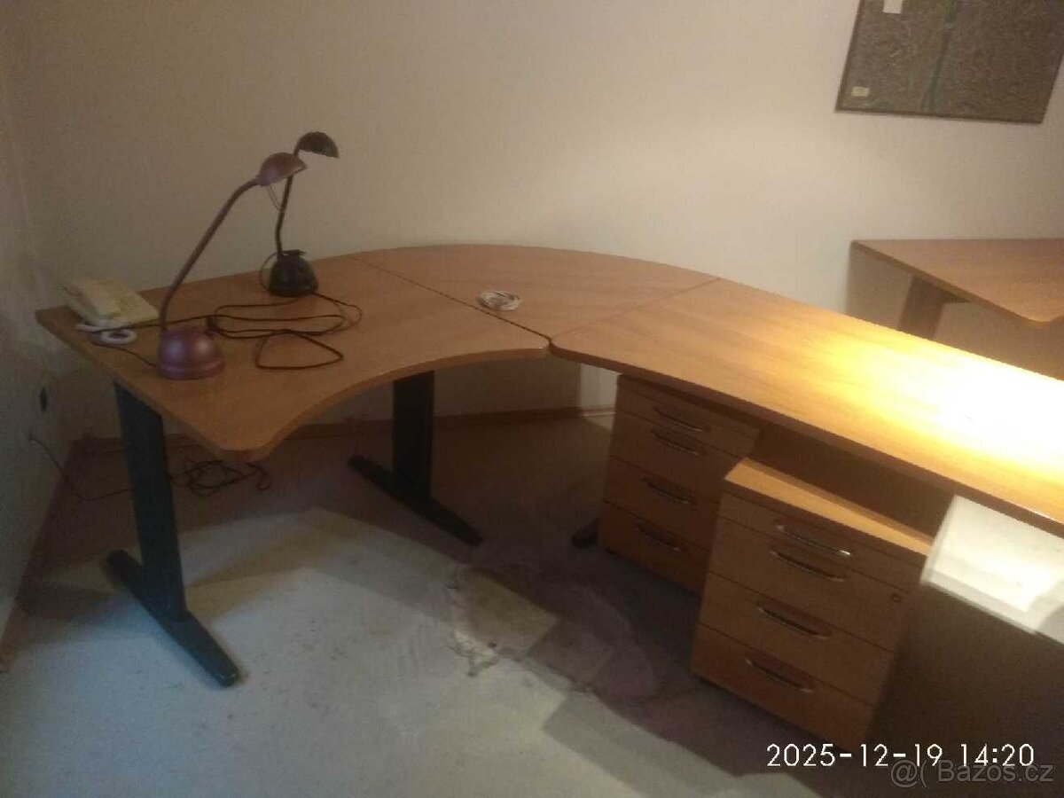 Kvalitní italský kancelářský nábytek - stoly a skříně - 12