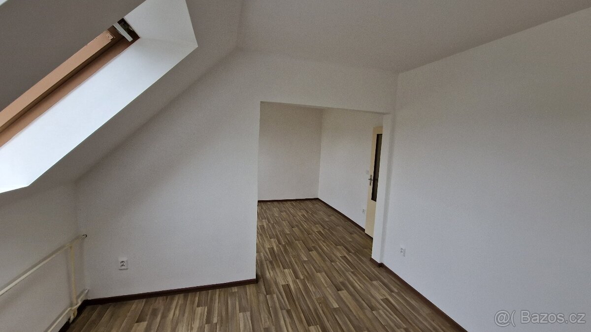 Pronájem podkrovního bytu 2+1, Radvanice u Trutnova - 12