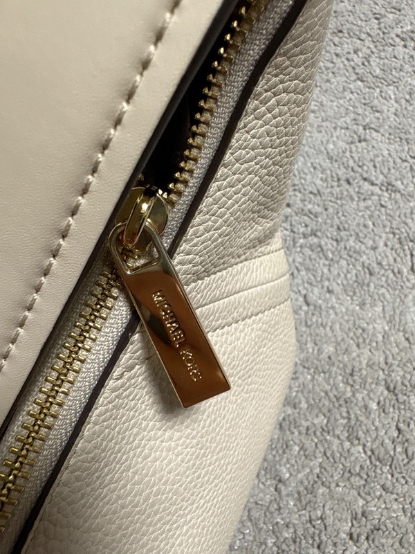 Michael Kors Aria kožená béžová kabelka - 12