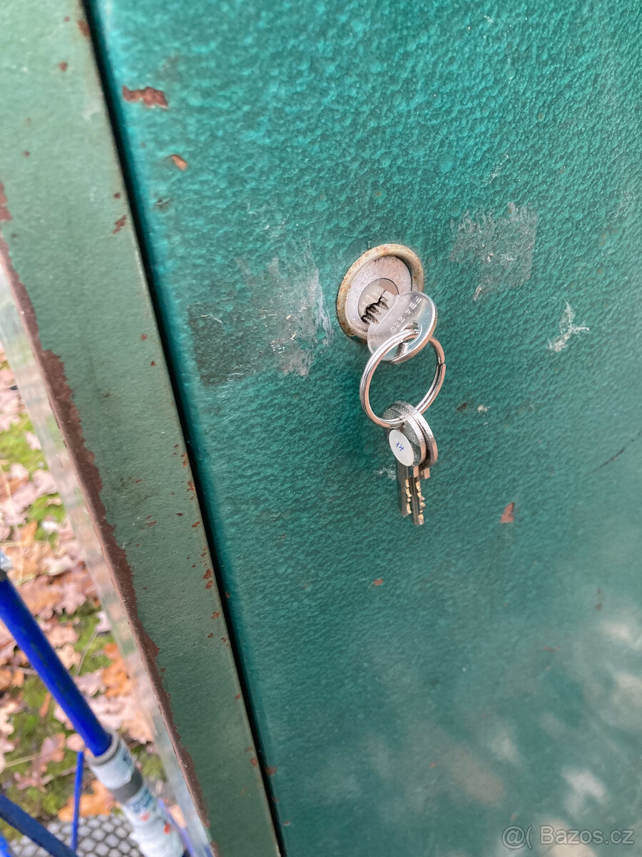 Skříň kovová dílenská uzamykatelná se schránkou 2.000 kč - 12