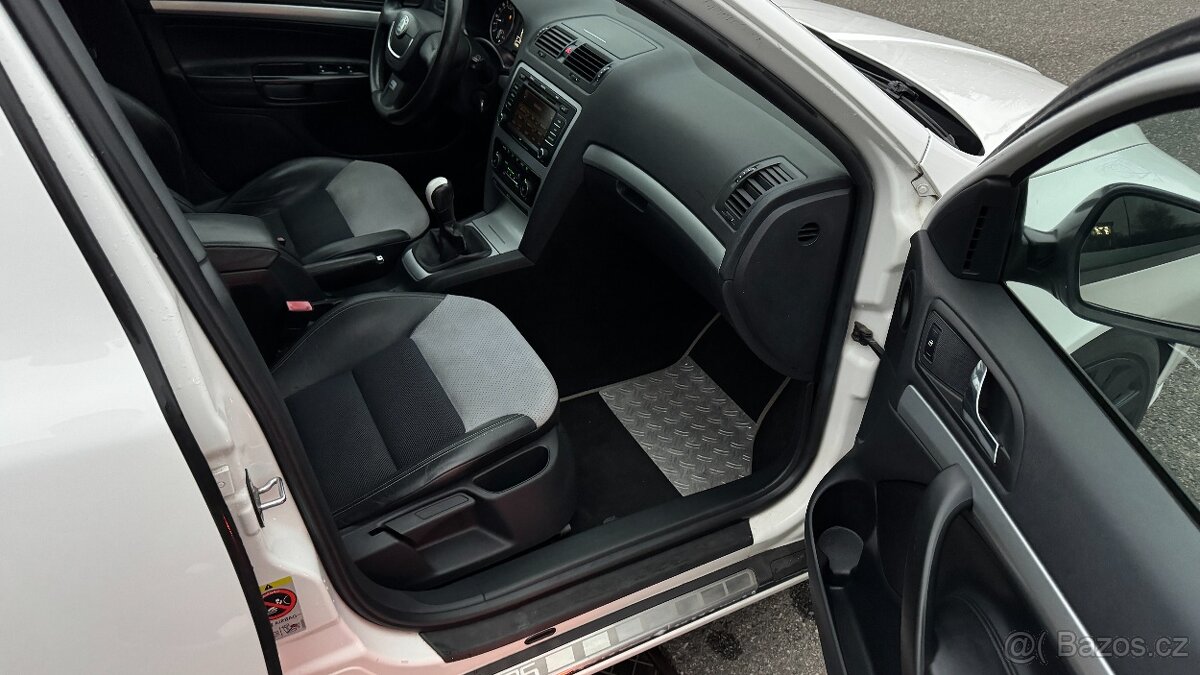 Škoda Octavia RS 2.0TDI 125kW XENON - 12