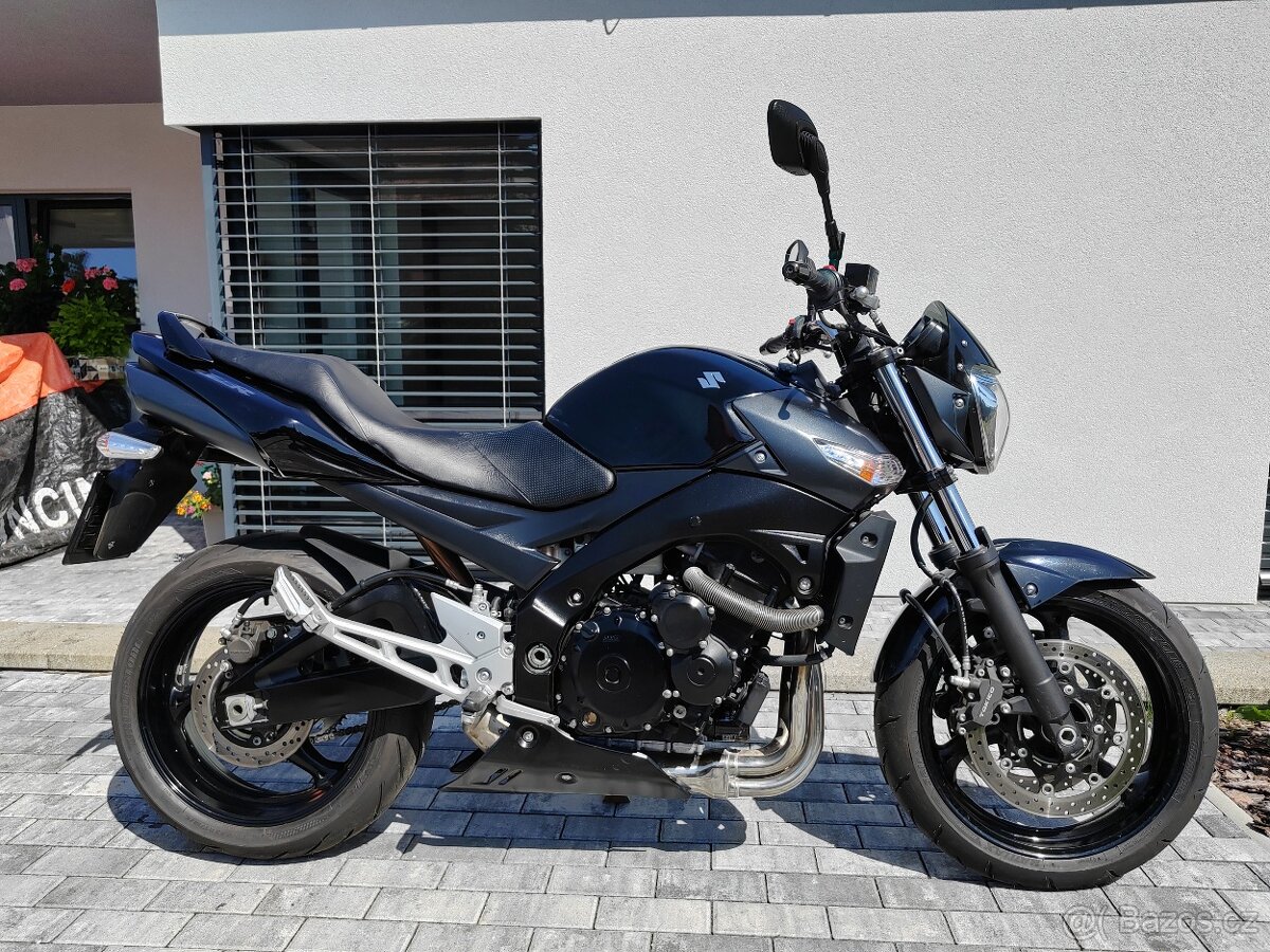 Suzuki gsr 600 - 12