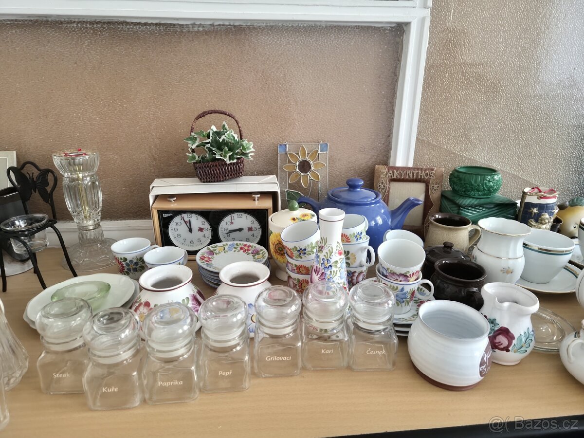 Za odvoz nádobí, figurky atd. - 12