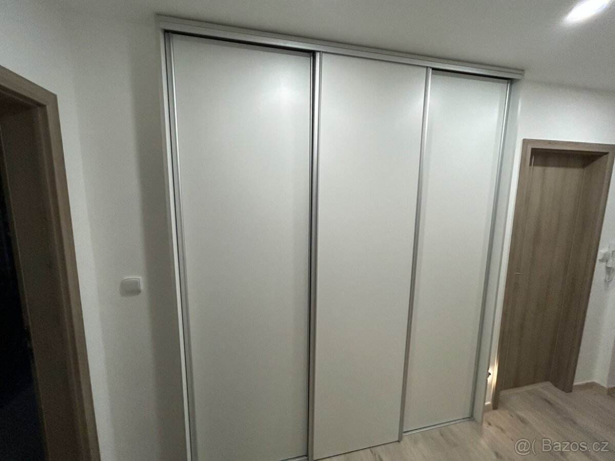 Slunný moderní byt 3+kk s vlastním parkováním a zahradou. - 12