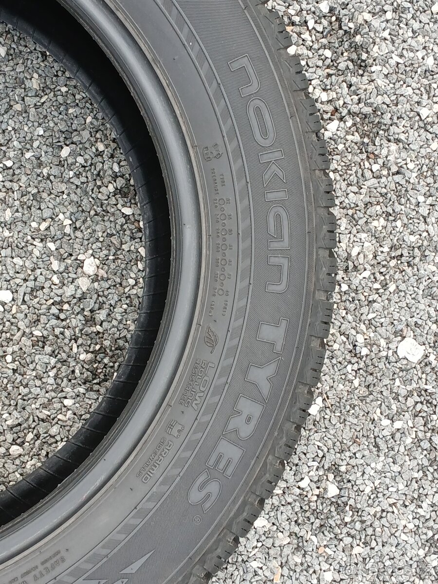Pěkné zimní pneu Nokian 225/60/18 vzorek 8mm - 12