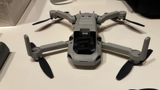 Dron DJI Mini 2 Fly More Combo - 12