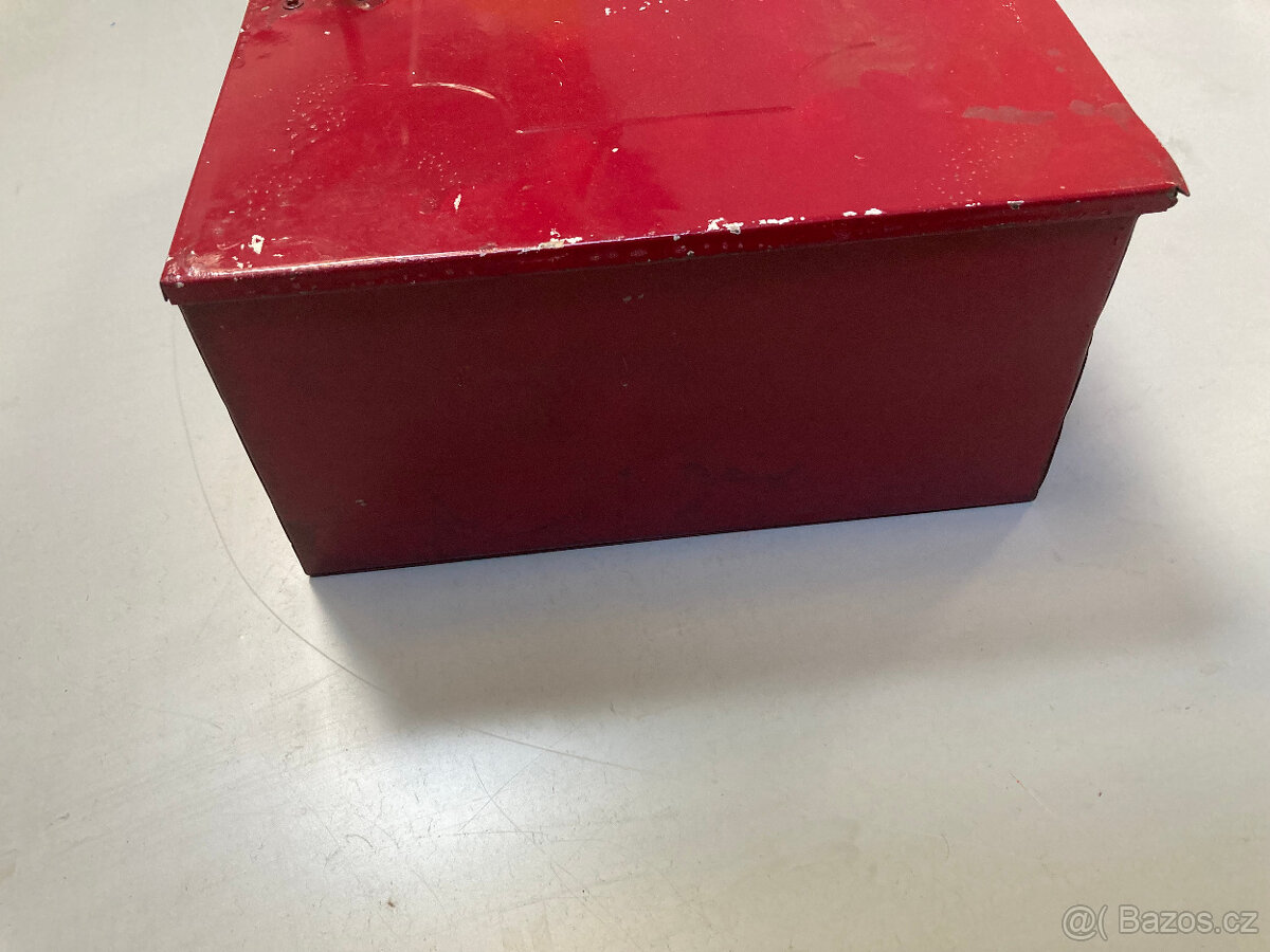 Skříňka plechová nástěnná závěsná uzamykatelná za 300 kč - 12
