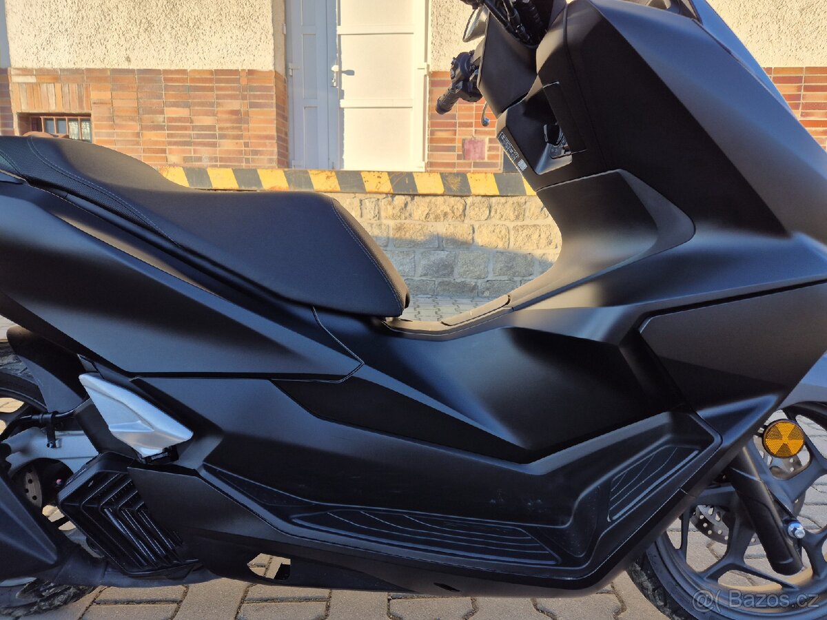 Prodám HONDA PCX125 DX, r. v. 2025, ABS, TC, ČR, 2015km - 12