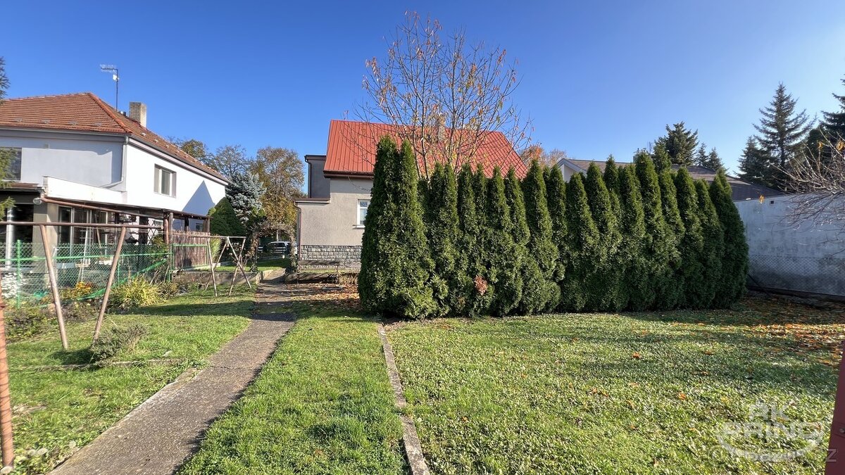 Rodinný dům 230 m2 o dispozici 2x bytová jednotka s garáží n - 12