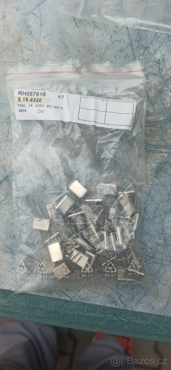 Velké množství součástek - 12