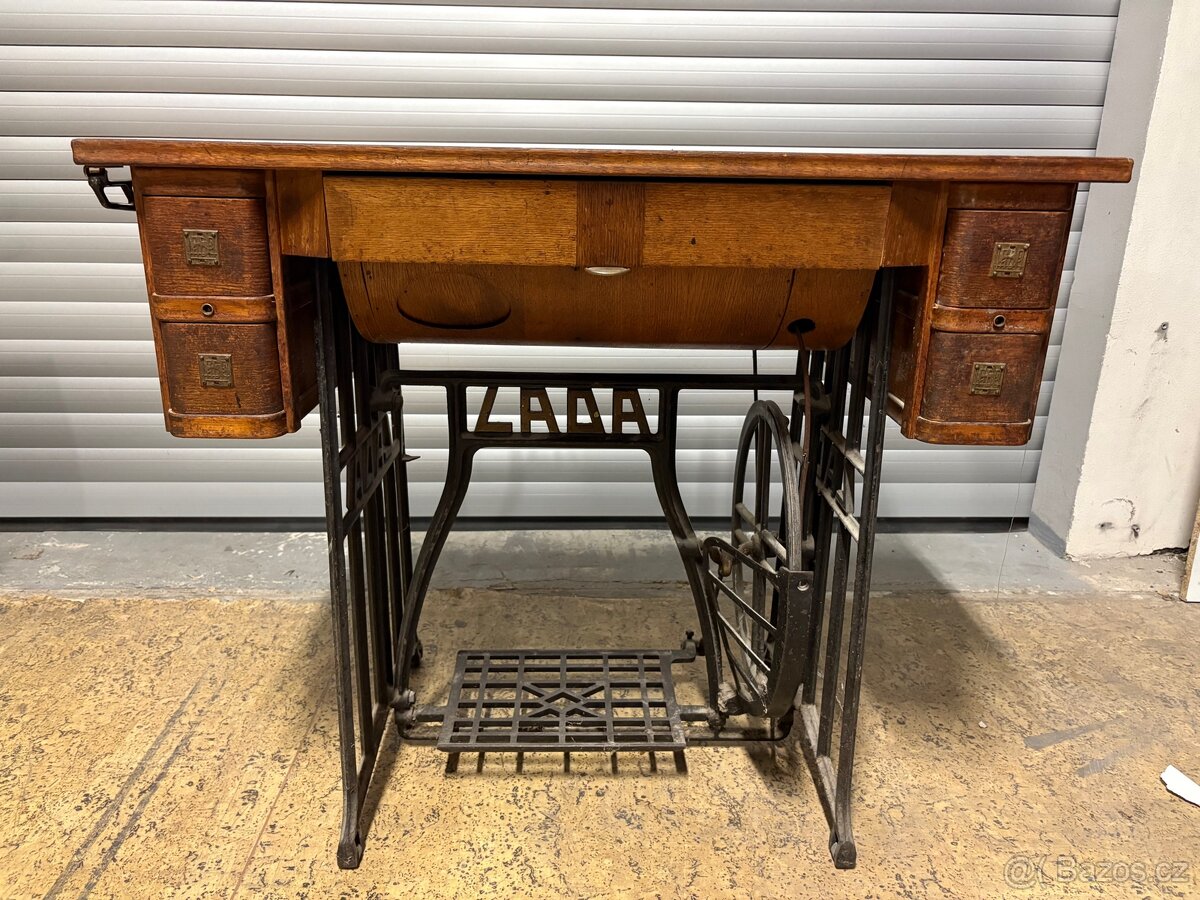 Prodám starý šicí stroj Lada - 12