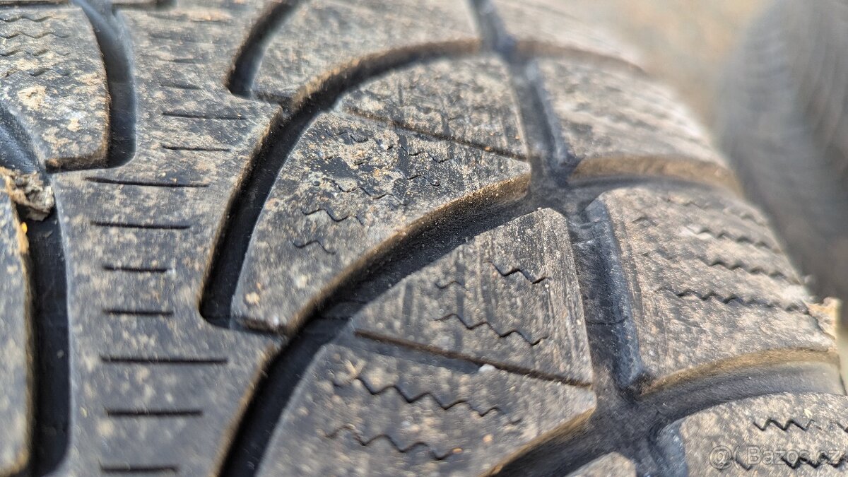 Zimní pneu 235/45R18 - 12