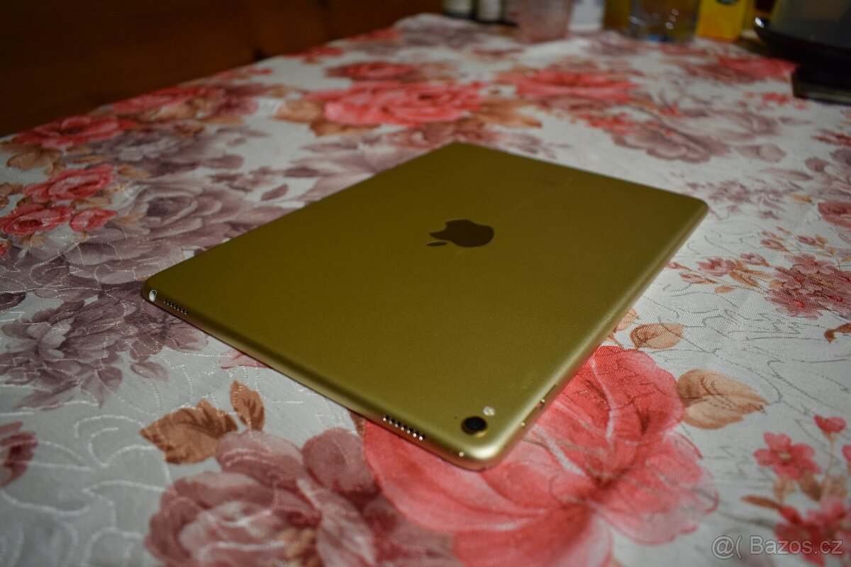 Apple iPad Pro 9.7-inch - A1673, (Wi-Fi Only), 256GB, (10) - 12