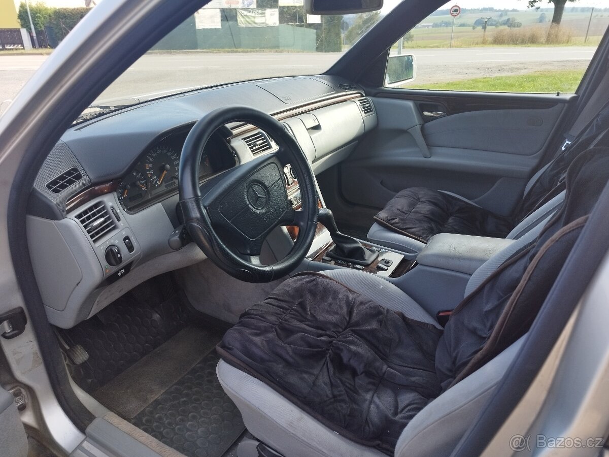 Mercedes-Benz E 230 i manuál - 12