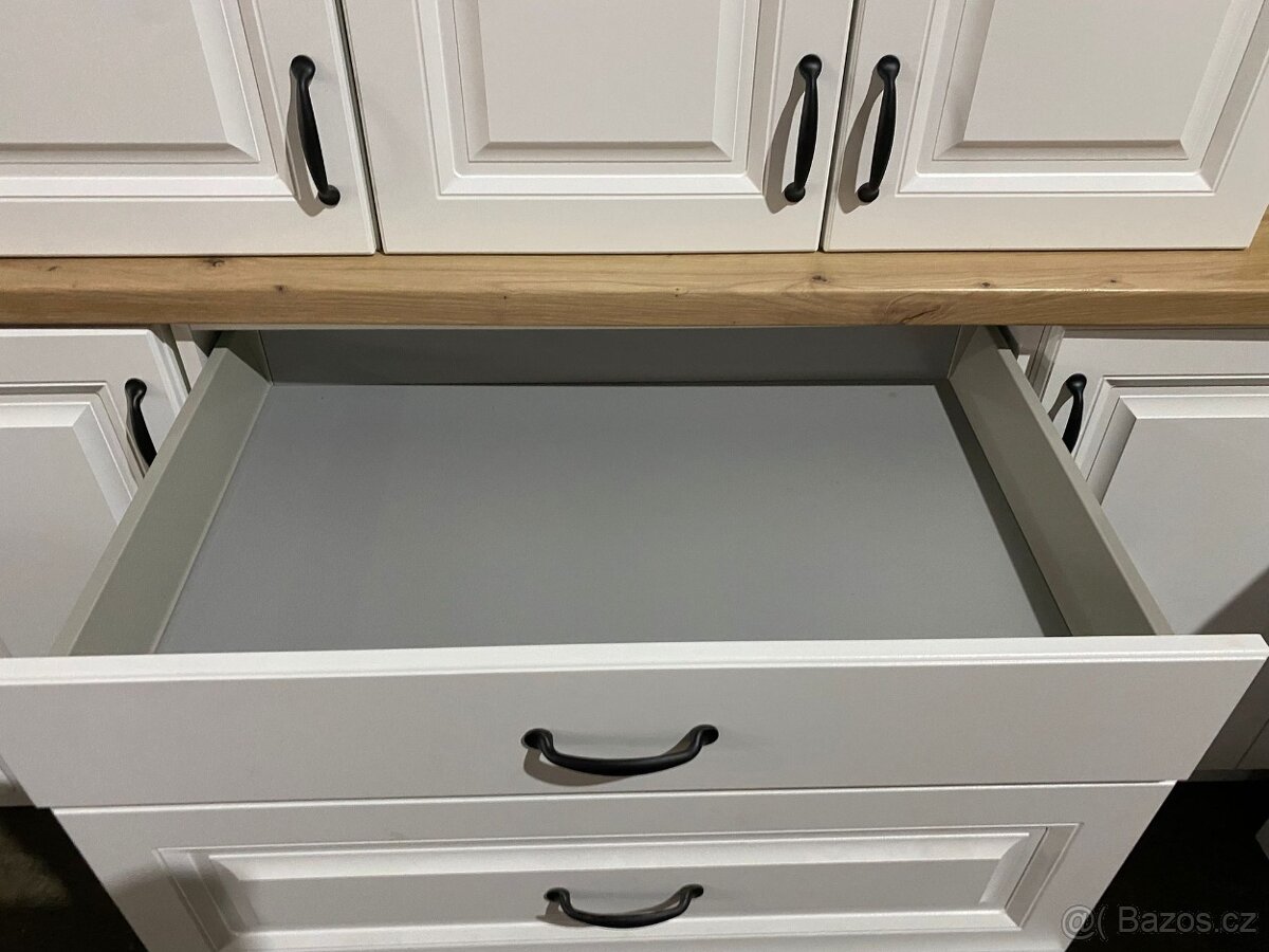 Moderní kuchyňská linka bez spotřebiči - 12